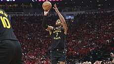 Buddy Hield z Golden State Warriors st�ílí v sedmém duelu s Houston Rockets.
