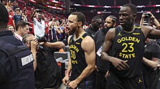 Stephen Curry a Draymond Green z Golden State Warriors odchází do atny po...