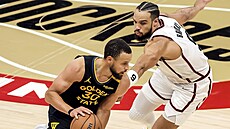 Stephen Curry z Golden State Warriors proniká kolem Dillona Brookse z Houston...