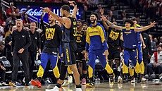 Basketbalisté Golden State Warriors slaví buzzer beater Buddyho Hielda na konci...