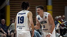 Tomá� Pomikálek diskutuje s Isaacem Davidsonem b�hem zápasu D��ína s Brnem.