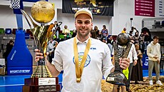 Kou Martin Bata s trofejemi pro vítzný tým BL a Euroligy.
