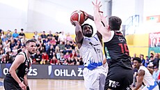 John Wright z Olomoucka stílí pes bránícího Ondeje Sehnala z Nymburka.