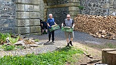 Olomoutí památkái podnikli brigádu na hrad ternberk.