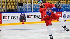 Filip Hronek zakon�uje na rozbruslení p�ed utkáním se �výcary.