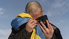 Nedávno vymnný ukrajinský válený zajatec pláe, kdy volá svým píbuzným po...