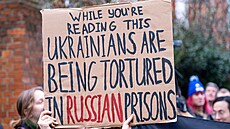 Protestující na demonstraci na podporu Ukrajiny v Londýn. (22. února 2025)