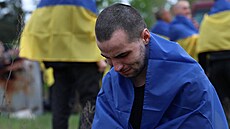 Ukrajintí vojáci se po proputní z ruského zajetí setkávají se svými...