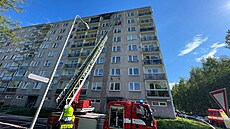 Hasii zasahují v Trutnov u poáru panelového domu. (4. kvtna 2025)