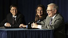 Warren Buffett na tiskové konferenci s Billem a Melindou Gatesovými (26. června...