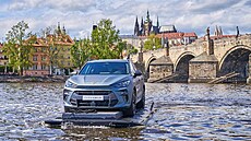 Ne�ekaná podívaná se naskytla turist�m v povelikono�ní Praze. Kolem Karlova...