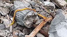 Neznámý pachatel v Teplicích zni�ili pomník voják�m Rudé armády. (7. kv�tna...