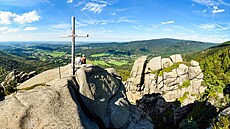 Skalní vyhlídka Frýdlantské cimbu�í nabízí jedine�né rozhledy.