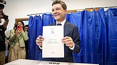 Prezidentský kandidát Nicusor Dan odevzdává sv�j hlas v prvním kole opakovaných...
