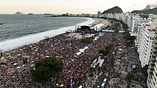 Lady Gaga p�ilákala na brazilskou plá� Copacabana rekordní mno�ství fanou�k�....