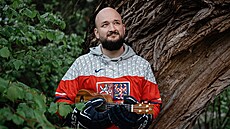 Jan Poká Pokorný. Zpíval o Jaromíru Jágrovi, za Tomáe Plekance napsal...
