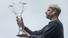 David �ev�ík. �editel sklárny Ajeto. Stal se zde �éfem p�ed �esti lety, kdy...