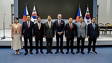 Korejský ministr obchodu, pr�myslu a energetiky An Tuk-Kun a premiér Petr Fiala...