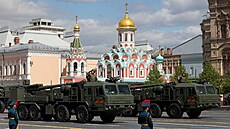 Rusko si na Rudém nám�stí v Moskv� p�ipomíná vojenskou p�ehlídkou konec Velké...