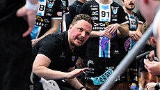 Finský trenér florbalist� Mladé Boleslavi Joonas Naava (uprost�ed)