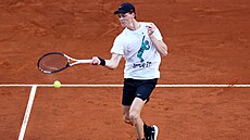 Jannik Sinner trénuje p�ed startem turnaje v �ím�.