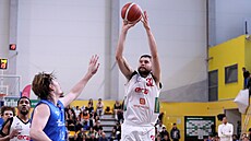 J. T.  Shumate z Nymburka zakonuje na ko Olomoucka ve tvrtém zápase...