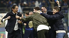 Kou� Interu Simone Inzaghi slaví se svým týmem postup do finále Ligy misr�.