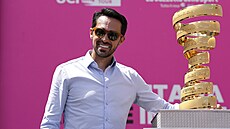 Alberto Contador s nekone�nou trofejí italského Gira, kterou sám získal dvakrát.