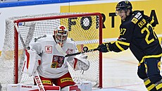 William Eklund ohro�uje s pukem �eskou bránu, kterou strá�í Dan Vlada�.