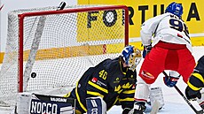 Adam Klapka pekonává védského brankáe Arvida Söderbloma.
