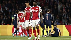 Skleslí hrá�i Arsenalu William Saliba a Thomas Partey po tref� Fabiana Ruize.