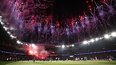 Ohostroj na stadionu PSG slaví domácí finalisty Ligy mistr.