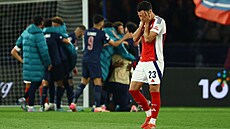 Zklamaný Mikel Merino vst�ebává prohru Arsenalu, za ním se radují hrá�i PSG.