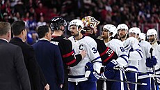 Hokejisté Ottawy a Toronta si podávají ruce po skonení série.