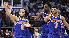 Basketbalisté New York Knicks se radují v utkání s Detroitem.