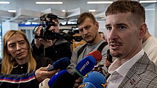 Roman ervenka odpovídá novinám krátce ped odletem do Herningu.