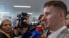 Roman ervenka mezi novinái ped odletem na svtový ampionát.