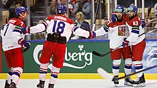 �e�tí hokejisté se radují z gólu Filipa Pyrochty (druhý zprava) proti �výcarsku.