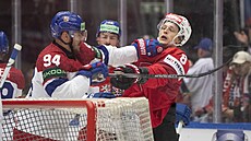 Jakub Lauko se po��uchuje se �výcarským úto�níkem Simonem Knakem.