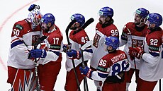 etí hokejisté si navzájem gratulují po úspném duelu se výcarskem.