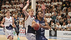 Jaden Edwards se tlaí ke koi v semifinále proti Brnu.