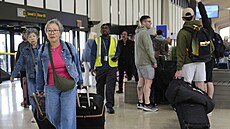 Lidé se p�ipravují na nástup do letadla na mezinárodním leti�ti Newark Liberty...