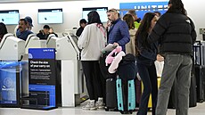 Cestující odbavují svá zavazadla b�hem zmatk� na mezinárodním leti�ti Newark...