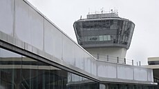 �ídicí v� na mezinárodním leti�ti Newark Liberty v Newarku ve stát� New Jersey...
