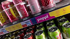 Plechovky s populární limonádou Poppi v regálu obchodu v New Yorku. Spolenost...