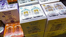 Balíky prebiotické limonády Olipop ekající na rozbalení v supermarketu v New...