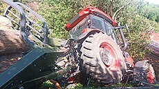 Pevrácený traktor se devem v obci Prlov na Vsetínsku pokodil plynovou...