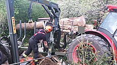 Pevrácený traktor se devem v obci Prlov na Vsetínsku pokodil plynovou...