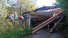 Pevrácený traktor se devem v obci Prlov na Vsetínsku pokodil plynovou...