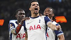 Dominic Solanke z Tottenhamu slaví gól v domácím evropském utkání proti...